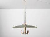 un gros plan d'une lampe suspendue au plafond d'une pièce