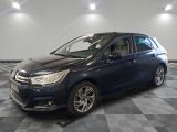 la voiture bleue est garée sur le sol en damier d'un garage