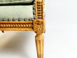 une chaise sur laquelle est posé un coussin vert