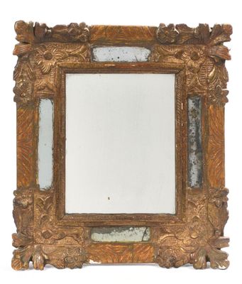 PETIT MIROIR à parcloses en bois sculpté et doré à décor d'é…