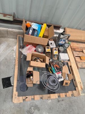 une pile d'objets assortis sur une palette
