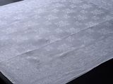 une nappe blanche ornée d'un motif blanc