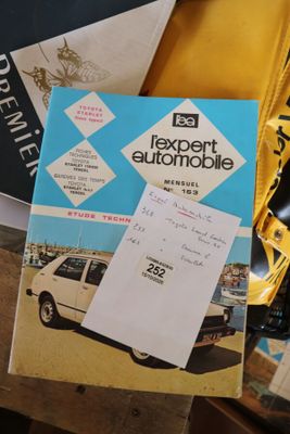 un livre sur lequel figure l'image d'une voiture
