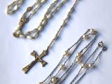 chapelet, chaîne de chapelet et croix sur fond blanc