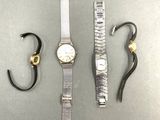 deux montres et un crochet posés sur la table