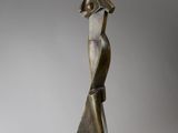 une statue en bronze d'une femme avec un chapeau sur la tête