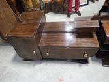 un homme debout à côté d'une commode dans une pièce
