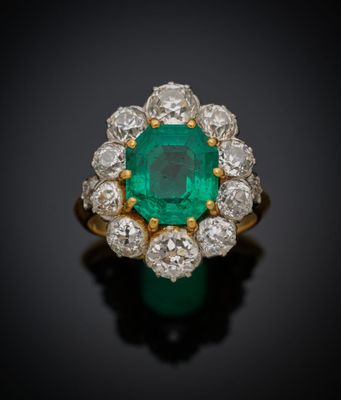 une bague à grappes d'émeraudes et de diamants
