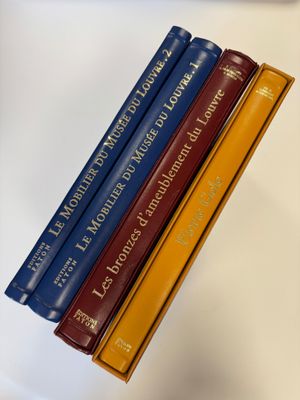 cinq livres empilés les uns sur les autres