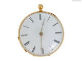 une montre de poche en or avec des chiffres romains sur le cadran