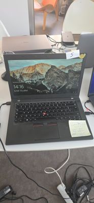 deux ordinateurs portables posés sur une table