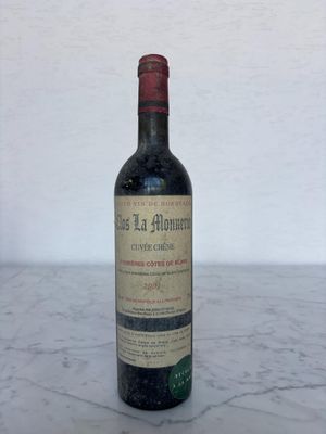 une bouteille de vin posée sur une table