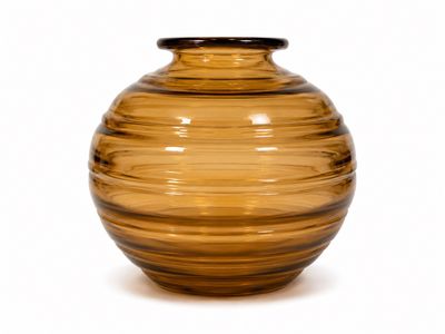 un vase en verre brun avec un couvercle noir sur fond blanc