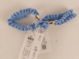 un bracelet bleu muni d'une étiquette
