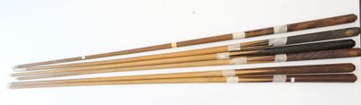 Plusieurs baguettes en bois sont alignées sur une surface blanche