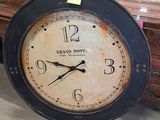 une horloge posée par terre dans un magasin