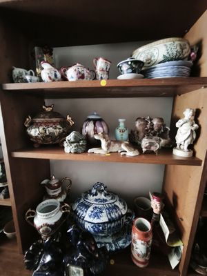 a wooden shelf with many different types of vases on it