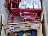 une caisse remplie d'outils posée par terre