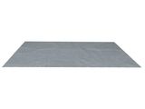 Le tapis est gris et présente un petit motif.