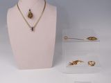 trois bijoux exposés sur un fond blanc