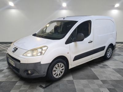 la camionnette blanche est garée dans une grande pièce au sol en damier