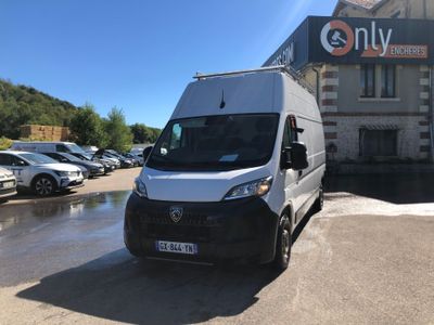 la camionnette blanche est garée devant un bâtiment dans un parking