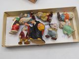 de nombreuses figurines dans une boîte posée sur la table