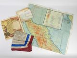 une carte, un drapeau et quelques autres objets posés sur une table