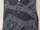 un gros plan sur un polo orné d'un motif