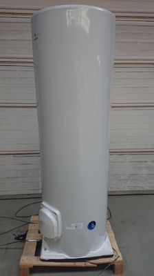 un chauffe-eau posé sur une palette dans un garage