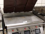 une photo d'une cuisine professionnelle équipée de nombreux appareils