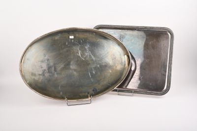 deux plateaux en argent posés l'un à côté de l'autre sur une surface blanche