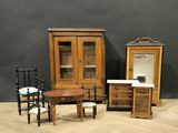 une table, une chaise, une armoire et un miroir au milieu d'une pièce