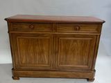 une vieille armoire en bois à deux tiroirs et deux portes