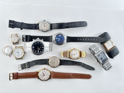 un grand nombre de montres posées sur une table