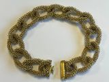 un gros plan d'un bracelet à maillons muni d'un fermoir