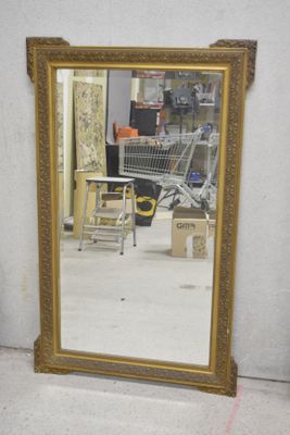 un miroir posé sur le sol d'une pièce