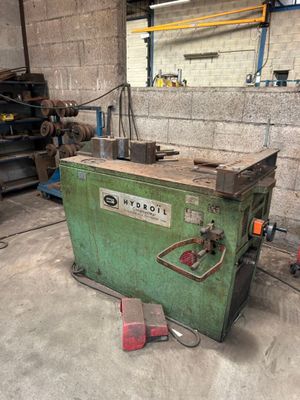 une machine verte qui se trouve dans un garage