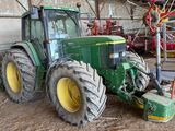 un tracteur garé à l'intérieur d'un bâtiment