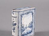 une petite boîte bleue et blanche sur laquelle figure une image