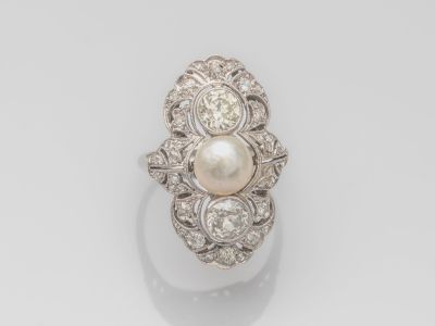 une bague Art déco sertie de perles et de diamants