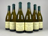 six bouteilles de vin sont alignées sur une table