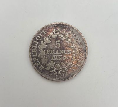gros plan d'une pièce de monnaie sur une surface blanche