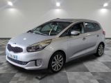 la voiture argentée est garée sur un sol en damier dans le garage