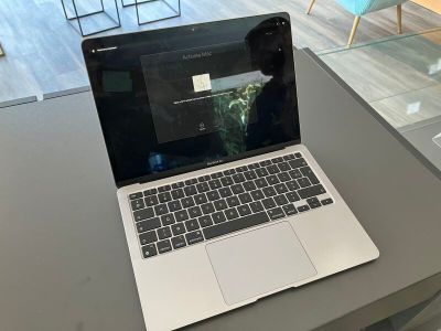 un ordinateur portable posé sur une table dans un salon
