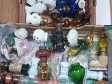 une boîte remplie d'objets assortis posée sur une table
