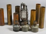 de nombreux types de bouteilles de gaz et une lanterne
