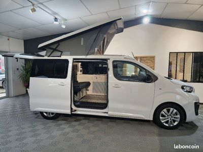 une camionnette blanche dont les portes sont ouvertes dans un showroom