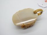 une photo d'un bijou posé sur une table blanche