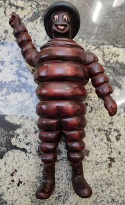 une image représentant la statue d'un homme en costume